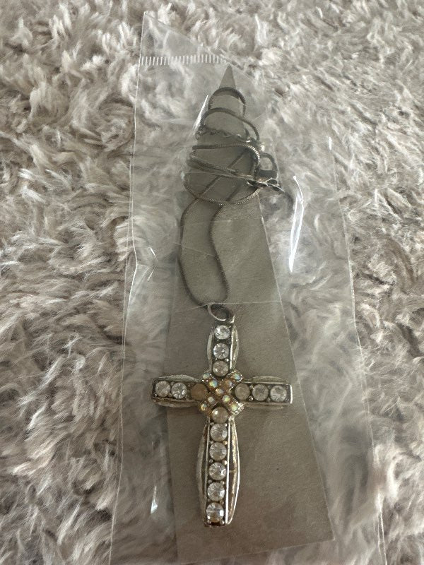 Cross necklace with stones missing 1 stone