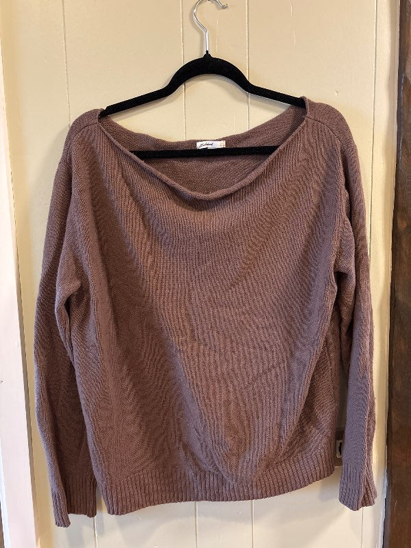 Subdued drop shoulder peysa