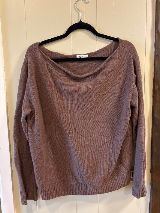 Subdued drop shoulder peysa