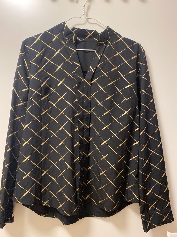 Gylt og svört skyrta