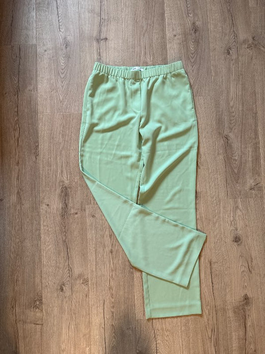 Neonowe zielone spodnie do pracy w biurze