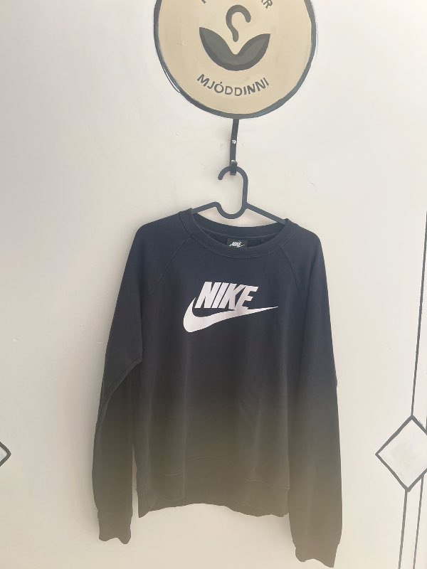 Peysa, Nike