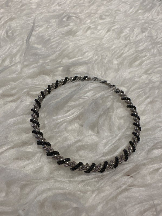 Armband, silfrað og svart, hart