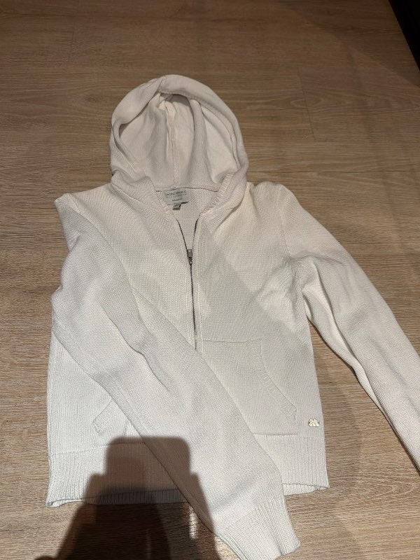 Hvít peysa úr pull and bear
