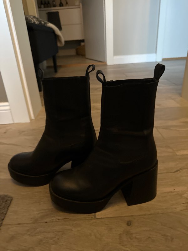 Jódis svörtu hælaskórnir