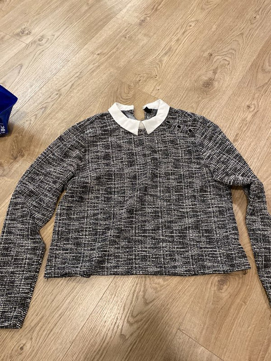 Amizu grá peysa skyrtukragi