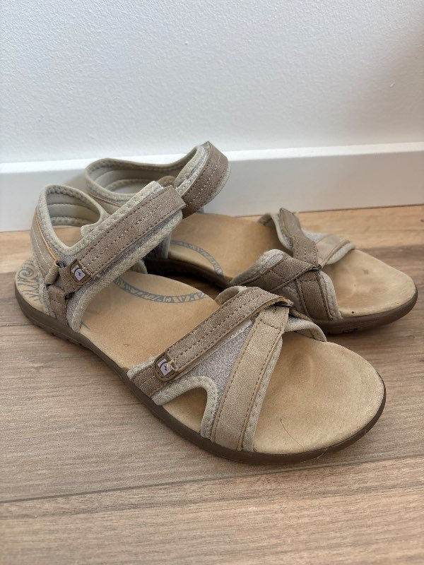 Sandalar ljósir 40