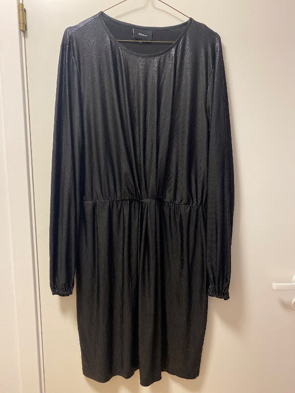 Hlutur: svartur kjóll