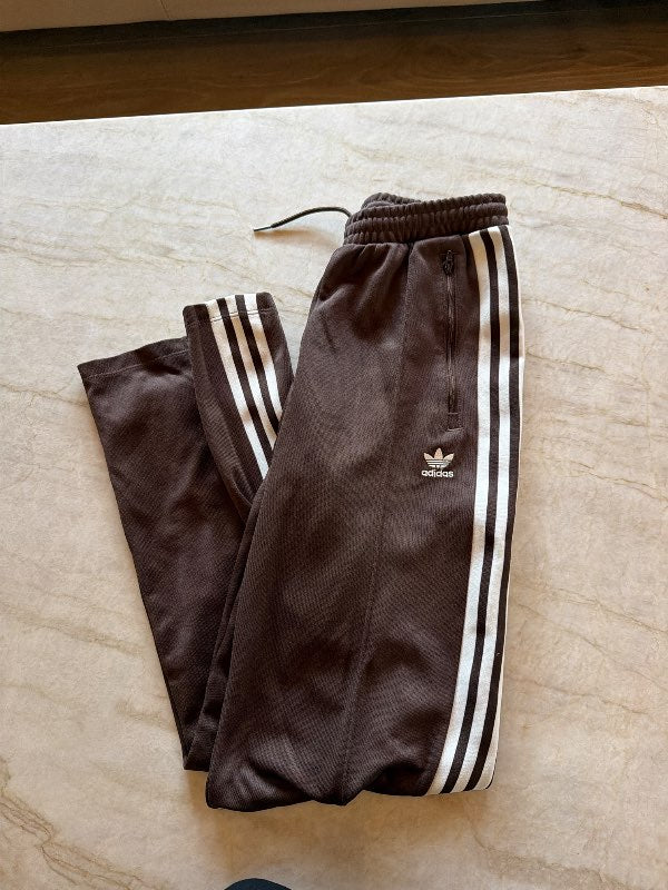 Brúnar adidas buxur