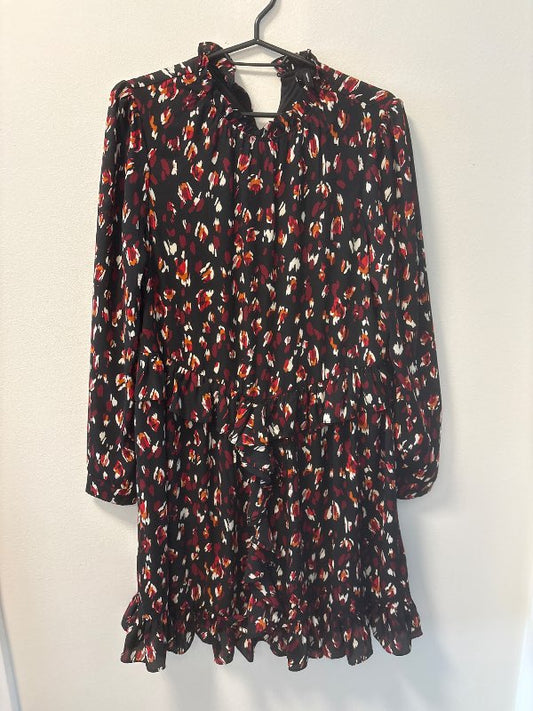 Svartur Vero Moda kjóll með rauðu munstri