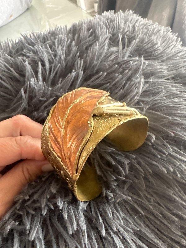 Gyllt armband með laufblaði