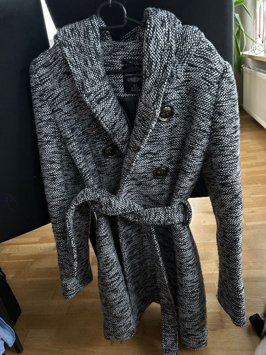 Sv/gr ullarkápa m/hettu