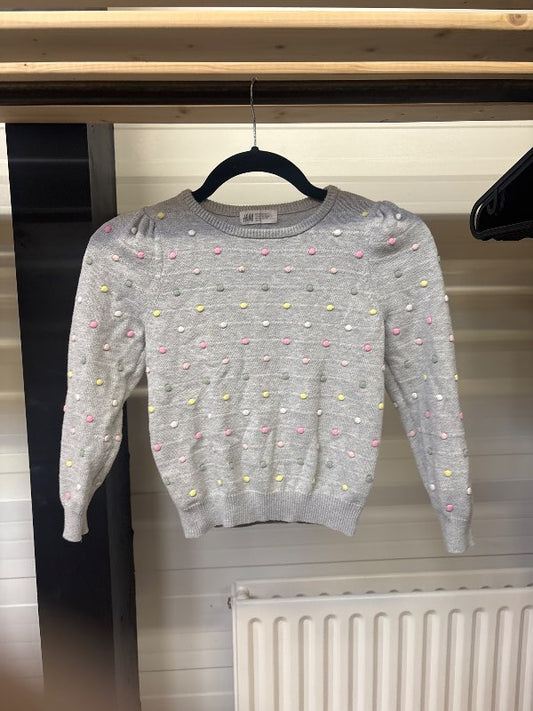 Döppótt grá peysa