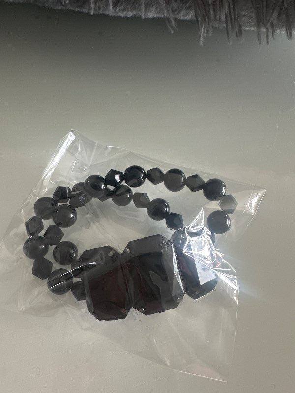 Armband svart „perlu“ +3 steinar