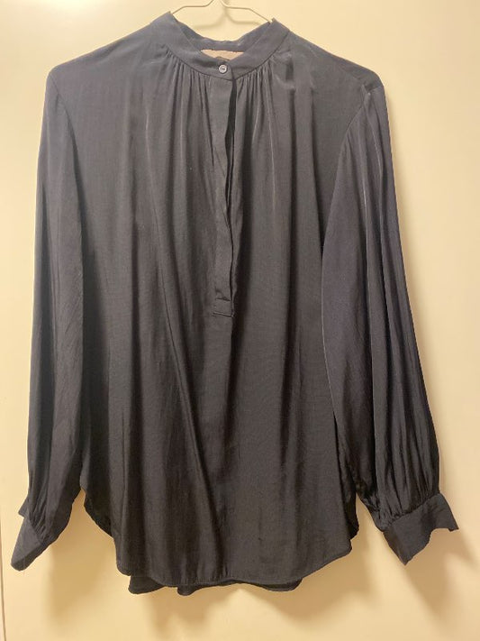 Hm, dökkblá skyrta.