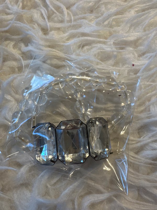 Glært armband með 3 steinum