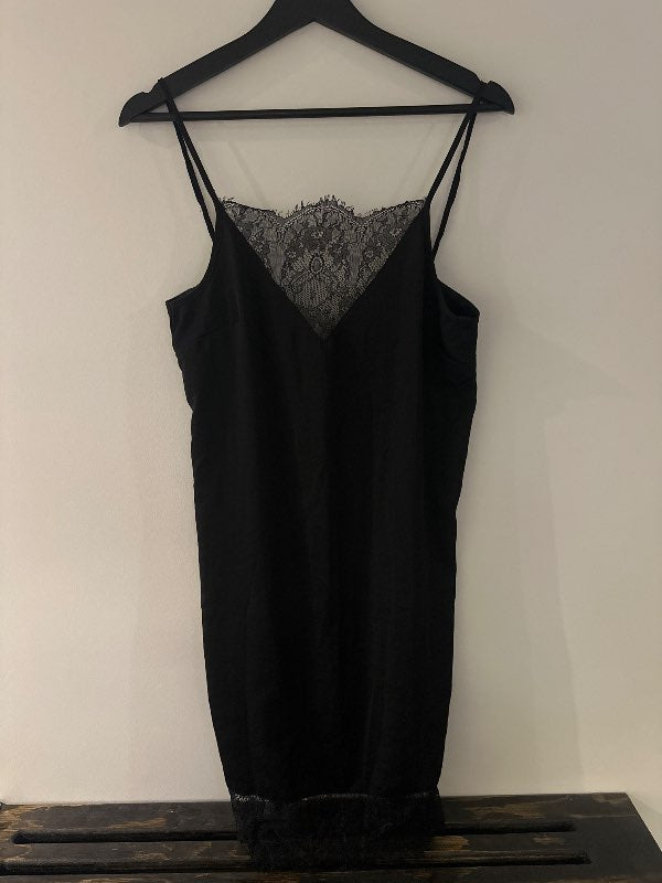 Asos blúndu kjóll