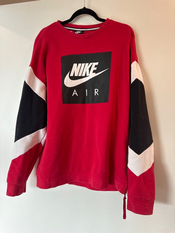 Rauð Nike peysa st.L rennd í hlið