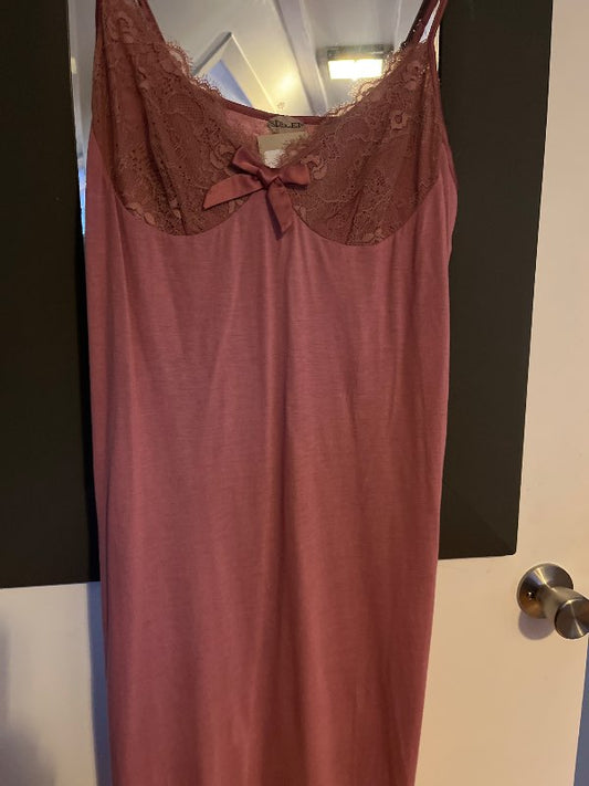 Sièlei bleikur nattkjoll