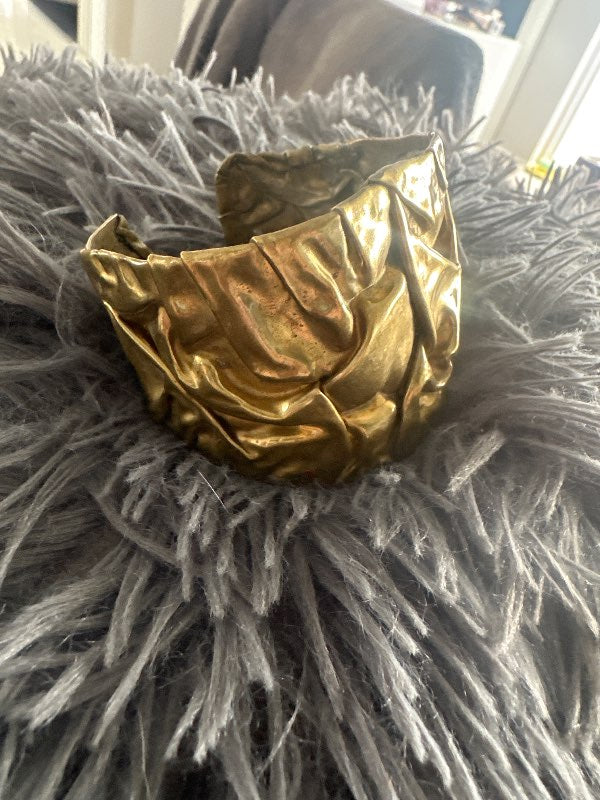 Gyllt „krumpað“ armband