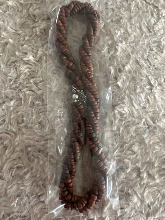 Brúnt snúið tréhálsmen