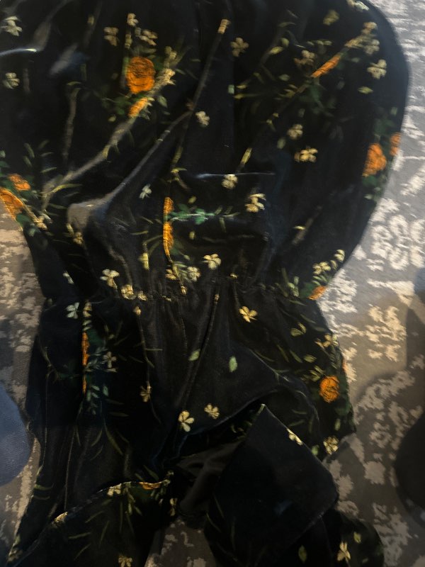 Svartur blómakjóll