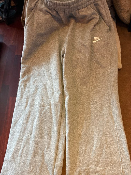 Gráar Nike buxur víðar að neðan