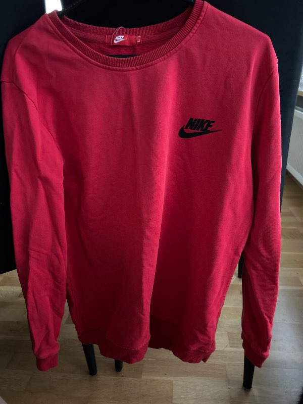 Nike peysa rauð