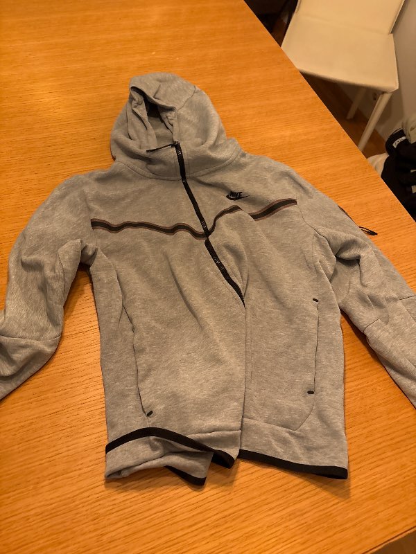 Nike grá hettupeysa rennd