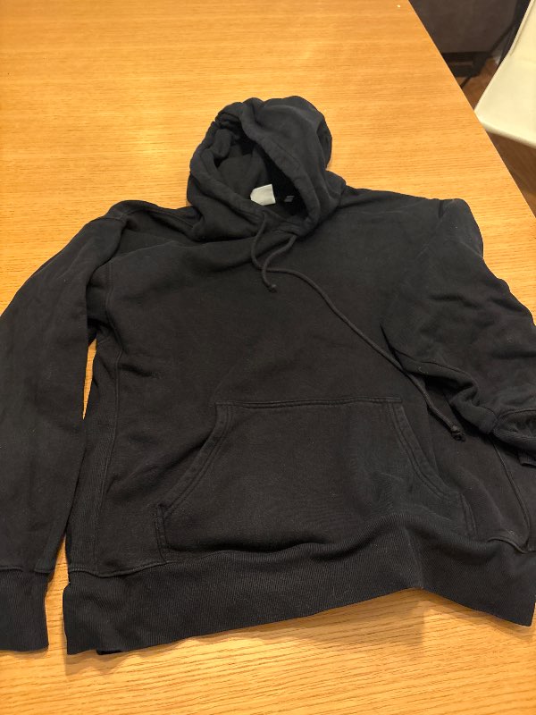 Aritzia svört hettupeysa