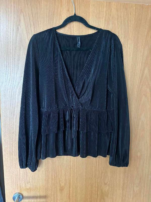 Svartur peplum bolur